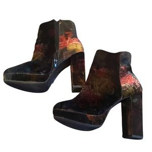 Black Floral Velvet Zip Up Platform Boots by Madden Girl / Size 9.5